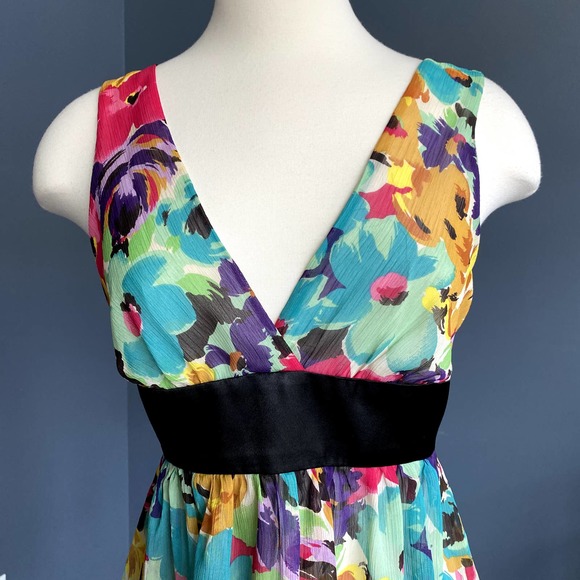 Bright floral V-neck dress w/ black waist tie - Picture 6 of 9